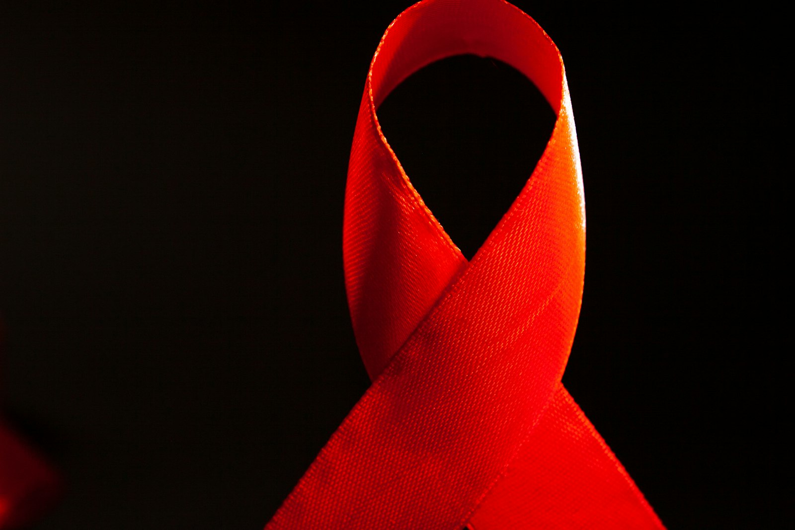 Un nastro rosso, simbolo della lotta all’HIV e all’AIDS